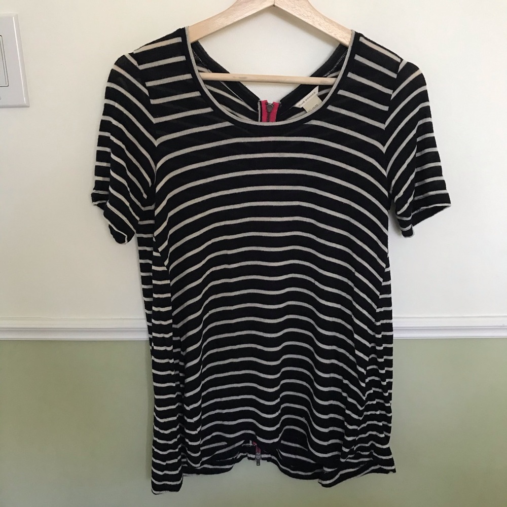 🌸 Club Monaco zip-back Tee